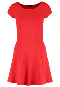 Robe rouge à manches courtes avec un corsage ajusté, un décolleté arrondi et une jupe évasée, fabriquée en tissu texturé.