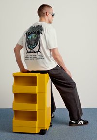 adidas Originals FLAMES - Marškinėliai su spaudiniu - white