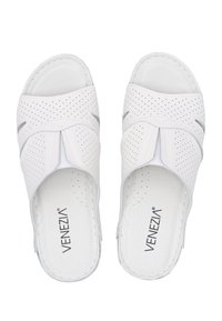 Witte instap sandalen met geperforeerde bovenzijde, grijze accenten, zachte voering en vlakke zool. VENEZIA-logo zichtbaar op de binnenzool.
