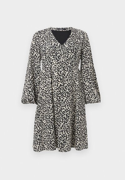 Μαύρο φόρεμα με άσπρο λουλουδάτο μοτίβο, μακριά φουσκωτά μανίκια και λαιμόκοψη σε σχήμα V, μήκος μέχρι τα γόνατα, άνετη εφαρμογή.