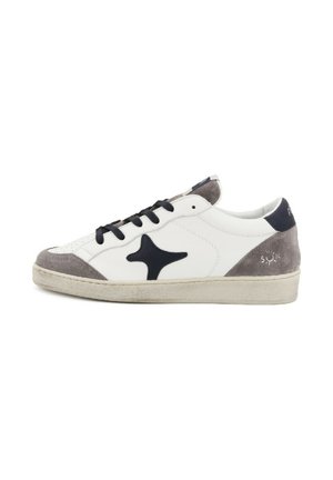 Sneaker in pelle bianca con accenti in suede grigi. Presenta un logo blu scuro, lacci neri piatti e suola in gomma leggermente usurata. Stile classico.