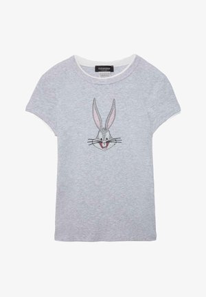 Hellgraues T-Shirt mit kurzen Ärmeln und einem vorderen Grafikdruck von Bugs Bunnys lächelndem Gesicht mit großen Ohren und Schnurrhaaren.