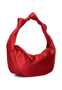 Rode satijnen handtas met een knoopstijl handvat, voorzien van een ritssluiting en een gladde textuur, ontworpen in een gebogen vorm.