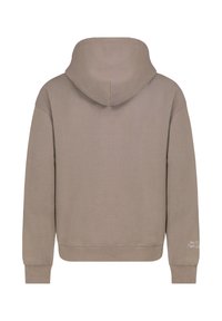 Brauner Kapuzenpullover mit glatter Textur, gerippten Bündchen und Saum sowie einem kleinen Textdetail am Ärmelsaum. Rückenansicht, die ein schlichtes Design zeigt.