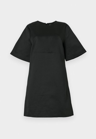 Robe noire avec un col rond, des manches courtes larges et une silhouette droite. Confectionnée dans un tissu lisse avec un léger éclat.