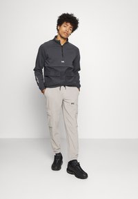 Redefined Rebel ARCHER PANTS UNISEX  - Calças de fato de treino - mourning dove