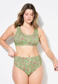 Bikini top s leopardím potiskem v zelené barvě, s kulatým výstřihem a silnými ramínky, doplněný plavkami s vysokým pasem se stejným vzorem.