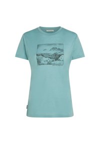 Camiseta de manga corta de color azul claro con un paisaje de montaña y lago dibujado en negro en el centro frontal.