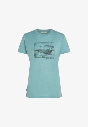 T-shirt bleu clair à manches courtes avec un paysage de montagne et de lac esquissé en noir au centre de l'avant.