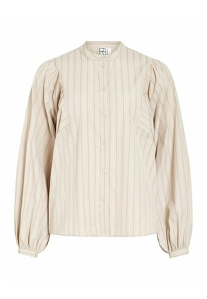 Bézs hosszú ujjú blúz vékony, függőleges csíkokkal, kerek nyakkivágással, gombos elülső résszel, valamint fodros, begyűrt váll- és mandzsettadíszítéssel.