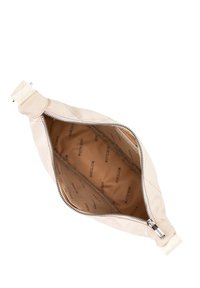 Helle beige Lederhandtasche mit Reißverschluss. Das Innere hat ein glattes braunes Futter mit dem wiederholten Markenlogo. Weicher, strukturierter Außenbereich.