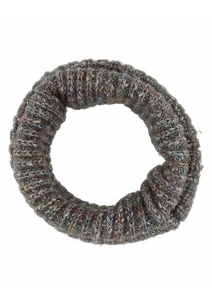 Dikke, gebreide grijze wollen sjaal gestyled als een infinity-loop met accenten van meerkleurig garen, op een witte achtergrond.