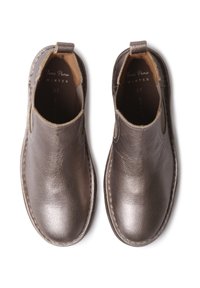 Bottines en cuir marron avec des panneaux élastiques sur les côtés et des orteils ronds, présentant une semelle cousue et un design minimaliste. Taille 37.