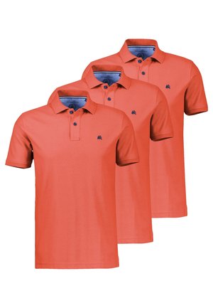 Tre koral-orange kortærmede polo-shirts med blåt broderet logo og blå knapliste, stablet med åbne kraver.