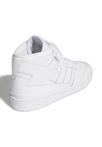 Hvide høj-top sneakers med en glat læderoverdel, perforeret tåområde og tre tonale striber på siderne. Gummisål med præget logo.