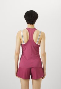 Under Armour RACER TANK - Topper - fuchsia dusk/white