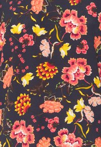 Tissu floral présentant de grandes fleurs pêches, jaunes et rouges sur un fond bleu marine foncé avec des tiges et des feuilles vertes. Motif audacieux et complexe.