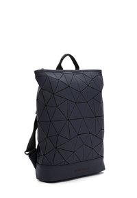 Mörkblå geometrisk ryggsäck i strukturerat material med triangulära mönster, utrustad med justerbara remmar och ett övre handtag för bärning.