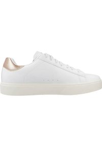Zapatilla blanca con parte superior de piel suave, con un acento metálico en oro rosa en el talón, cordones planos y una suela de goma texturizada.