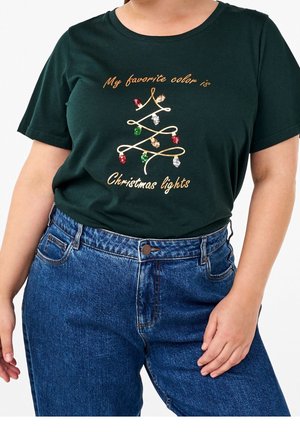 Ciemnozielona koszula z złotym napisem „Mój ulubiony kolor to świąteczne lampki” oraz stylizowaną choinką z wielokolorowymi cekinowymi światełkami.