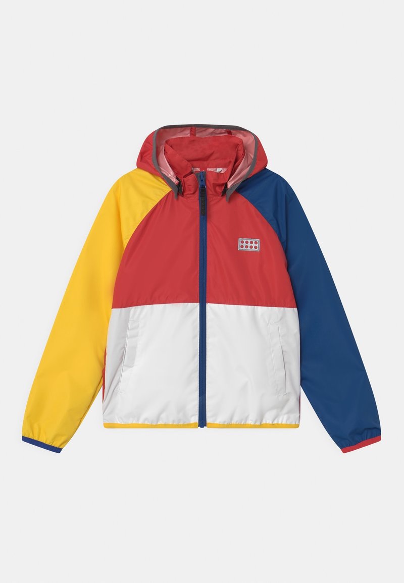 Veste à capuche color block avec manche gauche jaune, manche droite bleue, poitrine rouge et bas blanc à l'avant, avec une fermeture éclair frontale et des poches.