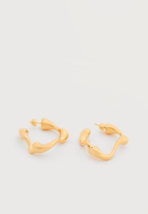 Σκουλαρίκια κρίκοι με χρυσό τόνο, αφηρημένο γλυπτό σχέδιο με ακανόνιστα στρογγυλεμένα σχήματα και κούμπωμα με καρφί, σε λευκό φόντο.