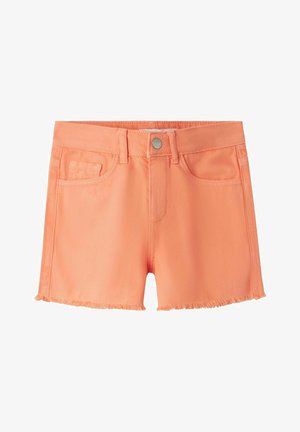 Shorts en denim orange avec un ourlet effiloché, dotés d'une fermeture à bouton à l'avant, de deux poches avant et d'une texture lisse.