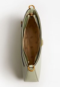 Zielona torebka o teksturowanej powierzchni z złotym zamkiem i okuciem, z beżowym wnętrzem z wzorem logo. Zamek błyskawiczny na górze.