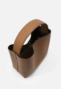 Borsa a tracolla in pelle marrone con un design strutturato, caratterizzata da un manico piatto singolo e un'apertura superiore, foderata in materiale nero e con una tasca con zip.