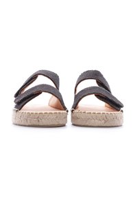Sandali espadrille in tessuto nero con due larghe cinghie, texture intrecciata e suola in corda di juta, caratterizzati da un design piatto e punta rotonda.