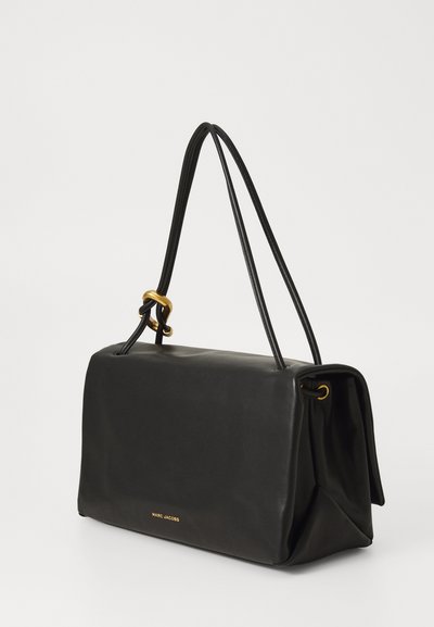 Schwarze Lederhandtasche in rechteckiger Form, mit zwei langen Trageriemen und goldfarbenen Hardware-Akzenten. Sie hat eine glatte Textur und ein Markenlogo.