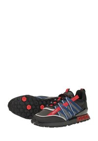 Zwarte sportschoenen met blauwe en rode accenten, een bovenwerk van mesh en synthetische materialen, een zeshoekige gestructureerde zool en rode veters.