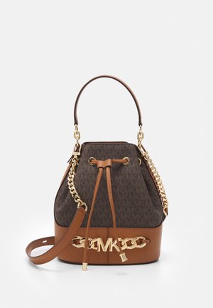 Borsa a secchiello marrone e scura con rifiniture in pelle, manici con catene dorate, chiusura con coulisse e prominente logo MK dorato sul davanti.