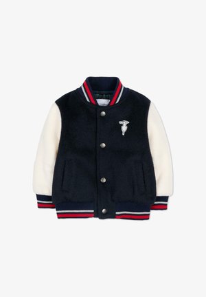 Marineblauw wollen varsityjack met crèmekleurige mouwen, gestreepte geribbelde manchetten, drukknopen, zijzakken en een ronde logo op de borst.