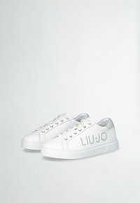 Sneaker in pelle bianca con cuciture tono su tono, accenti in argento, punta tonda e dettagli laterali con marchio. Chiusura con lacci e occhielli in metallo.