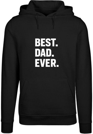 Felpa nera con tasca frontale, caratterizzata da un audace testo bianco: "MIGLIOR. PAPÀ. DI SEMPRE." Progettata con cappuccio regolabile con coulisse e polsini a costine.