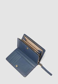 Portafoglio in pelle blu aperto che mostra gli scomparti per le carte, la tasca con bottone a pressione e il comparto con cerniera dorata e linguetta di chiusura.