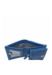 Blaues Lederportemonnaie mit strukturierter Oberfläche, das ein geprägtes Blumenmuster im Inneren, einen klaren Ausweisfach und einen goldenen Druckverschluss hat.