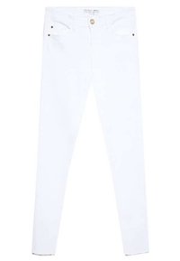 Jeans skinny blancos de mezcla de algodón, con bolsillos frontales, cierre de botón en el frente y sutiles acentos de hardware dorado.