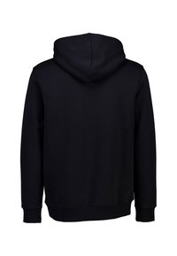 Svart huva gjord av mjukt tyg, med en central söm, ribbade ärmslut och en stor huva för extra värme. Enkelt, minimalistiskt design.