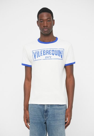 Witte T-shirt met blauwe ring aan de halslijn en mouwen. Heeft een blauwe "Vilebrequin 1971" afbeelding over de borst. Standaard pasvorm, gemaakt van katoen.