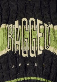 Černý a zelený pletený svetr s vzorem zig-zag. Obsahuje velké logo "RAGGED" v tučném, obrysovém písmu; pod ním je menší text "JEANS".