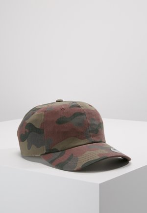 Camo baseballcap in bruin en groene tinten, met een gebogen rand en logo patch. Gemaakt van stof met een gladde textuur en een camouflagepatroon.