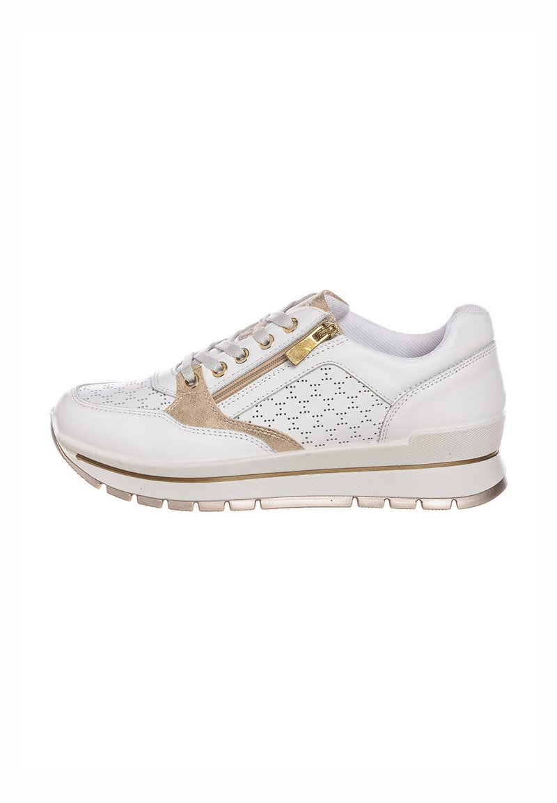 Zapatilla blanca con diseño perforado, acentos dorados y cremallera lateral. Cuenta con una suela acolchada y un panel texturizado en color marrón.