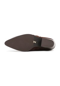 Semelle de botte brun à bout pointu avec un talon texturé et une zone de grip lisse, mettant en valeur un petit "X" décoratif en métal près de la voûte.