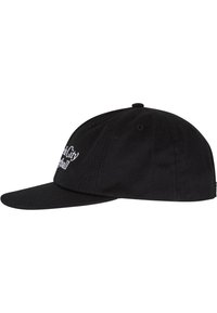 Fekete baseball sapka ívelt karimával, pamutból készült. Elöl hímzett fehér felirat található, valamint szellőző nyílások a koronán.