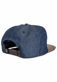 Farmer sapka barna lapos vizorral, sima textúrával, strukturált kialakítással és állítható snapback záródással. Kék cérnázás látható.