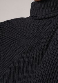 comma casual identity Stickad tröja - black