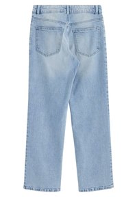 Lichtblauwe denim jeans met een ontspannen pasvorm, recht model, twee achterzakken en subtiele vervaging. Randen zijn netjes afgewerkt.