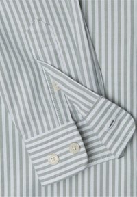 Camisa de vestir a rayas con alternancia de rayas verdes y blancas, textura suave y puños abotonados con dos botones.